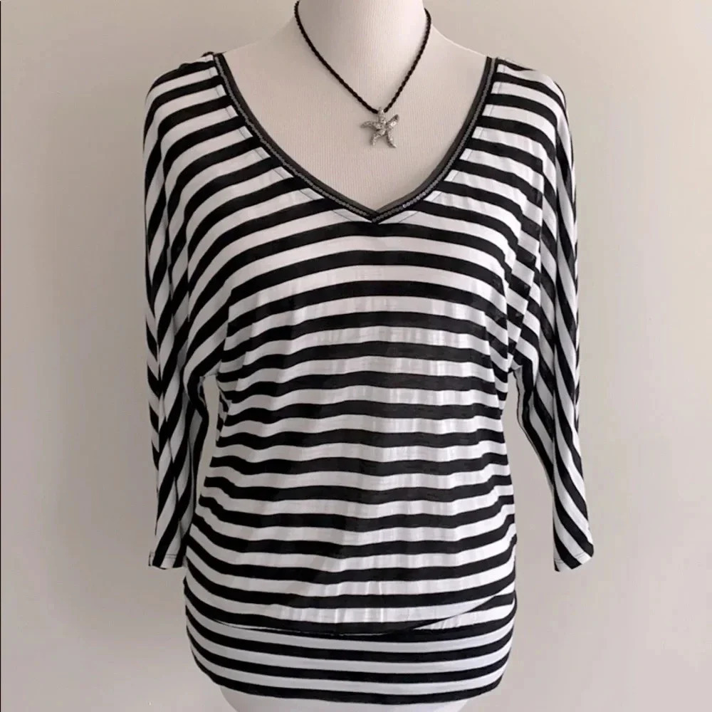 •WHBM• Double V Dressy Tee, Like new💕